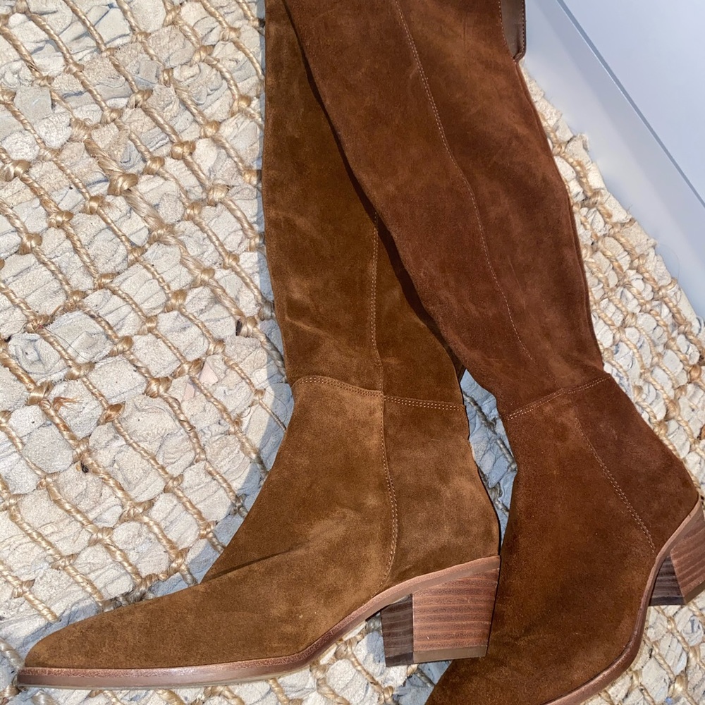 100% Authentic Steve Madden suede boots 🤎